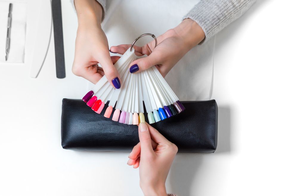 Farbfächer mit vielen Nagellackfarben zur Auswahl